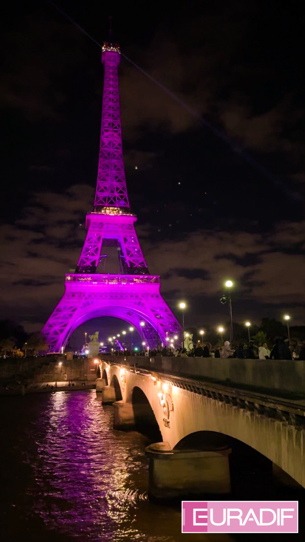 Photo de la tour Eiffel en rose en soutien à la lutte contre le cancer du sein